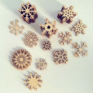 Small snowflakes wood decor ❄️